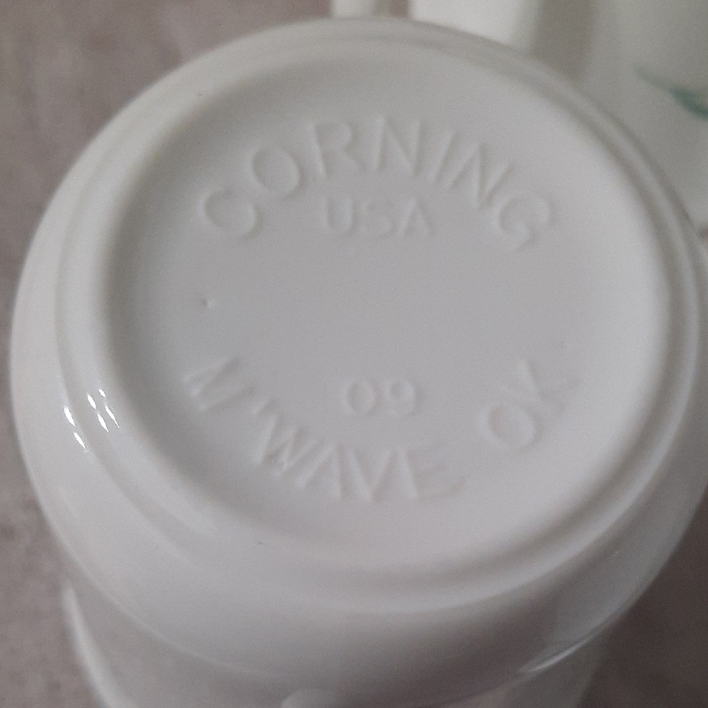 4 Pc Vintage Corelle By Corning Emily Pattern White Mugs with Green Leaf Design. - Picture 8 of 9